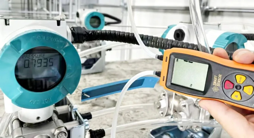 中央空调水系统的“压力平衡师”：压差传感器校核指南