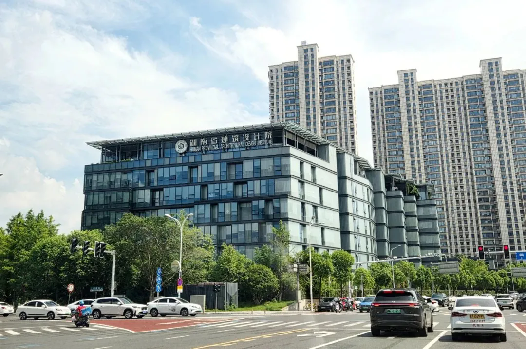 数智驱动 绿色同行：汇通华城与湖南省建筑设计院共探机房解决方案